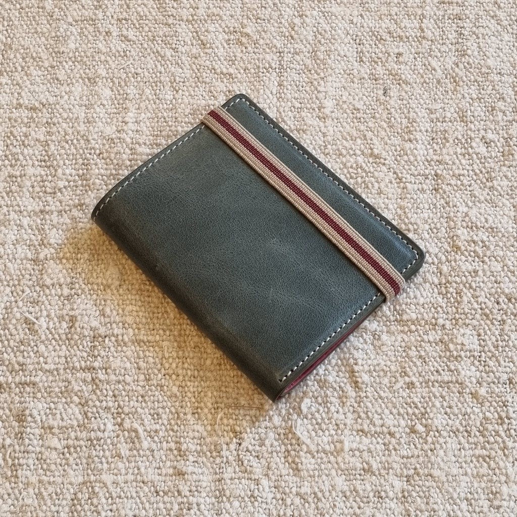 CARTERA VERDE MUSGO-GRANATE | VALENTÍN DEL BARRIO