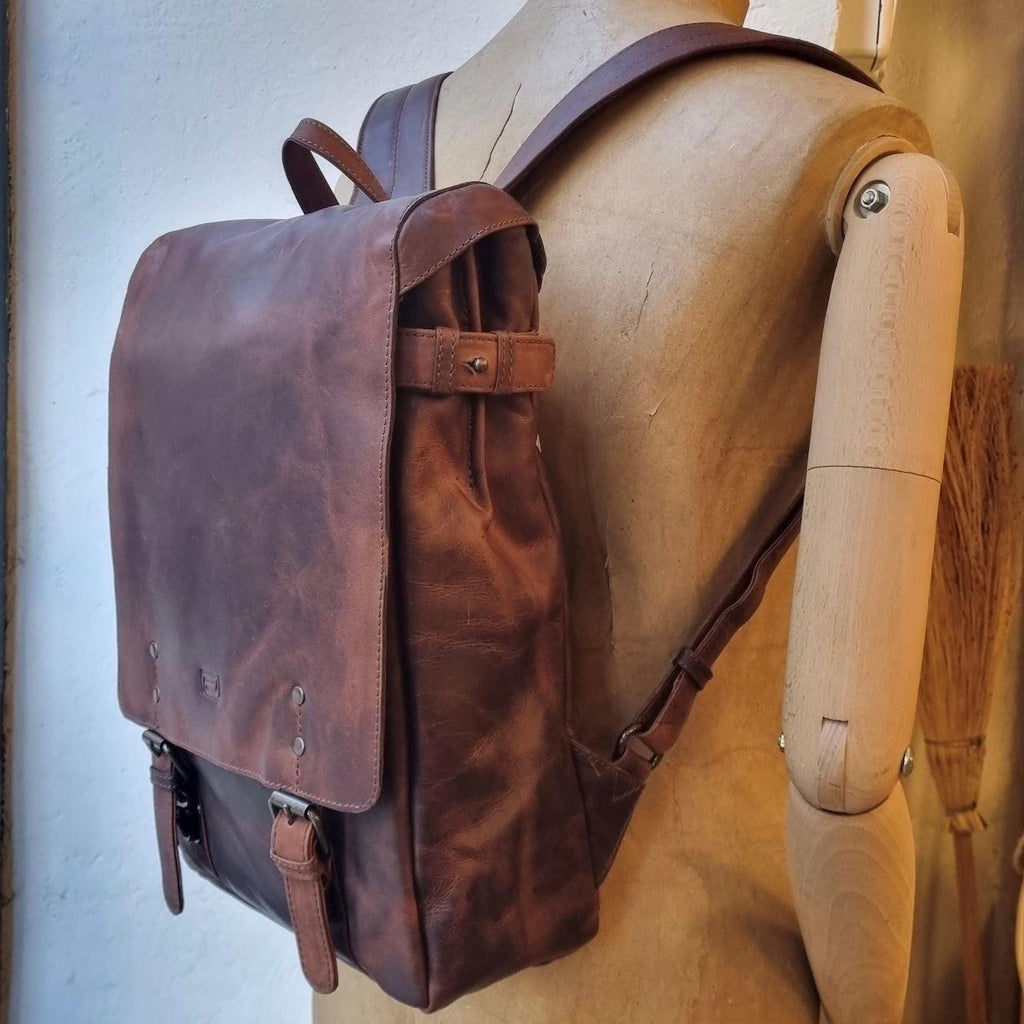 MOCHILA SOLAPA CUERO MARRON | CÁDIZ
