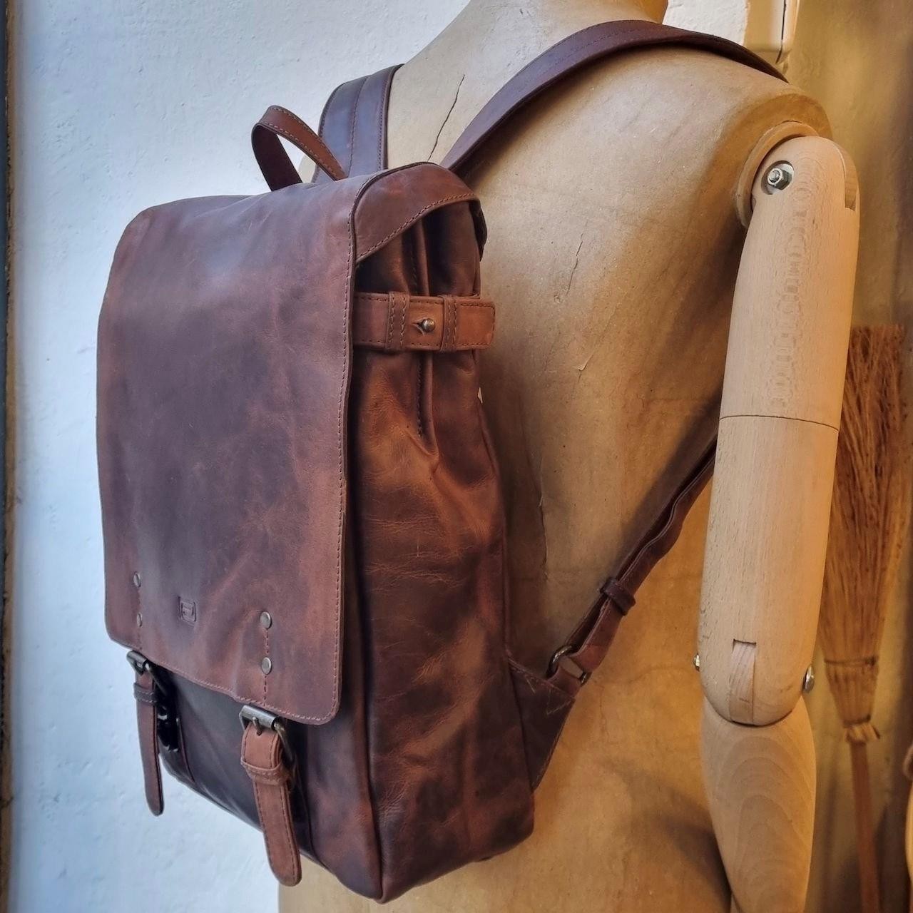MOCHILA SOLAPA CUERO MARRON | CÁDIZ