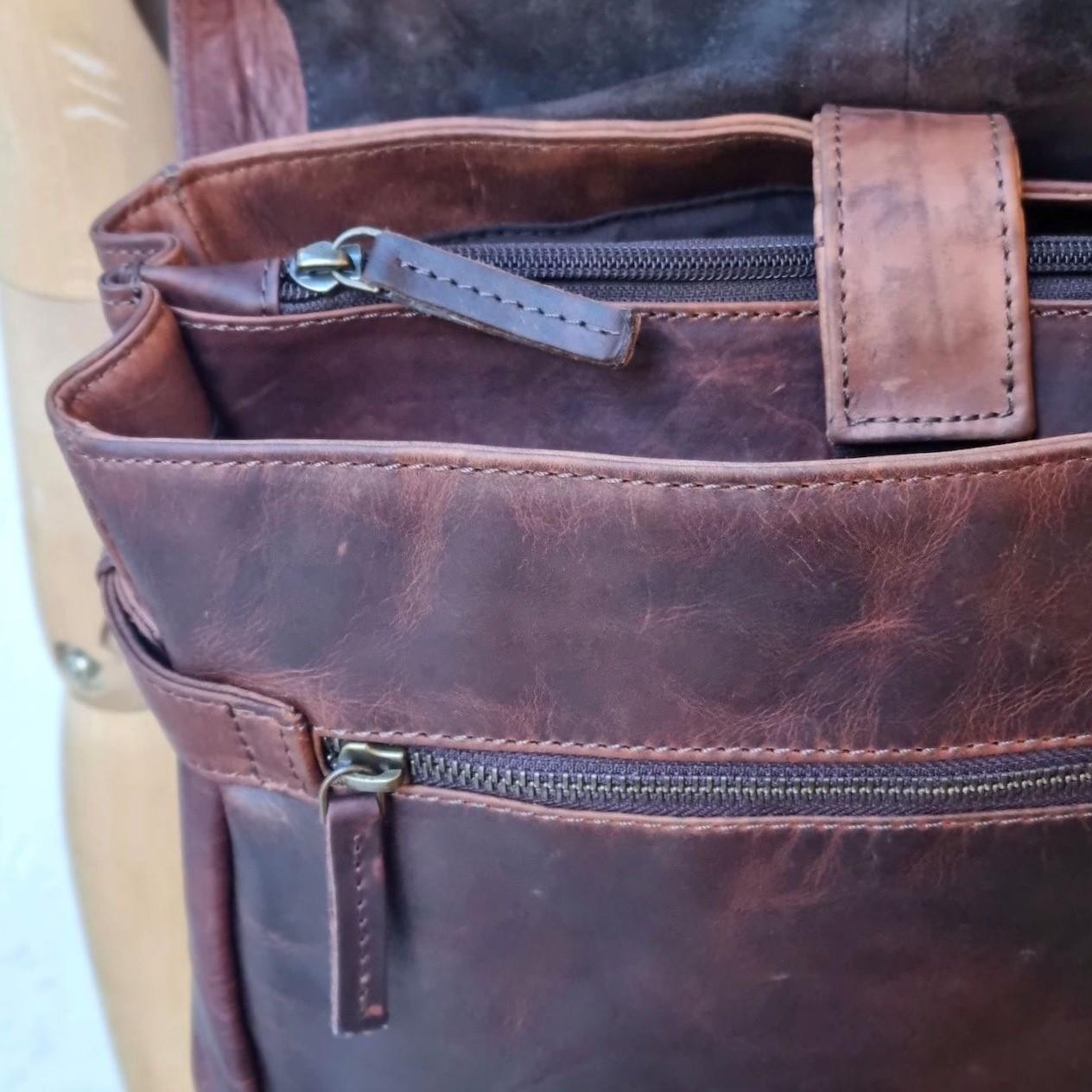 MOCHILA SOLAPA CUERO MARRON | CÁDIZ