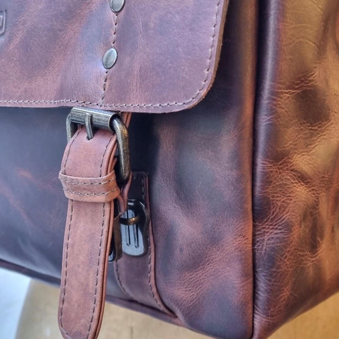 MOCHILA SOLAPA CUERO MARRON | CÁDIZ
