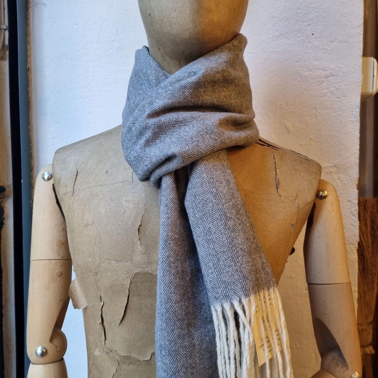 BUFANDA ANCHA GRIS MEDIO | GRAZALEMA