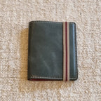 CARTERA VERDE MUSGO-GRANATE | VALENTÍN DEL BARRIO