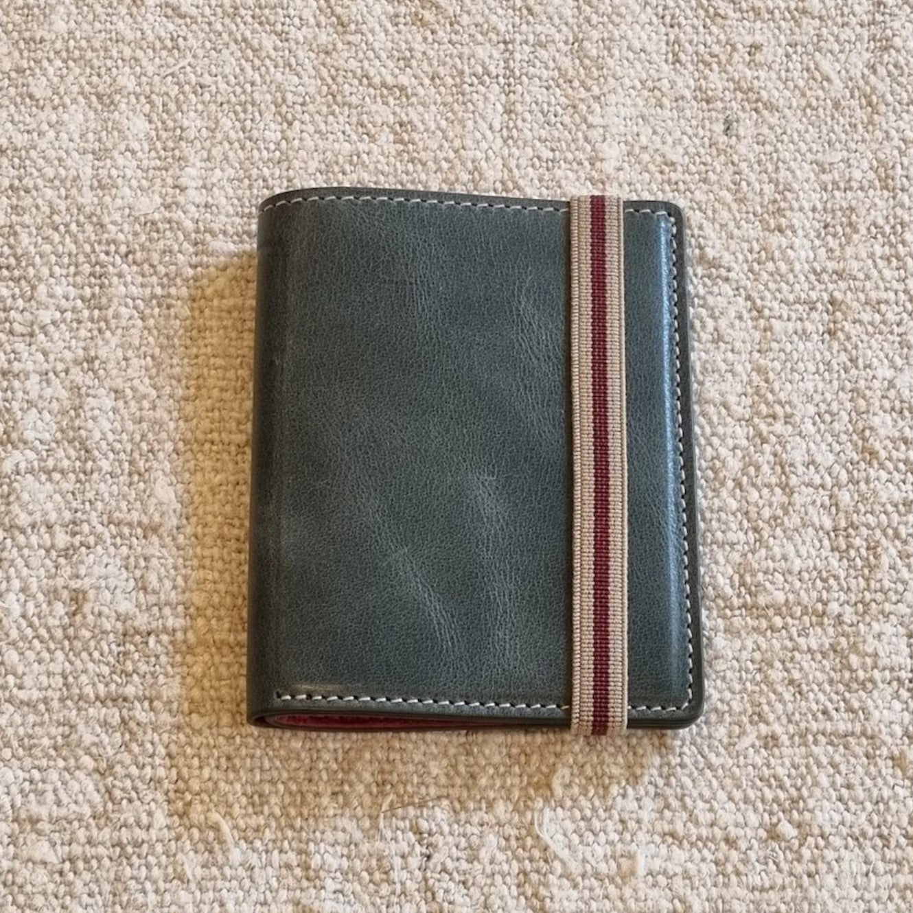 CARTERA VERDE MUSGO-GRANATE | VALENTÍN DEL BARRIO