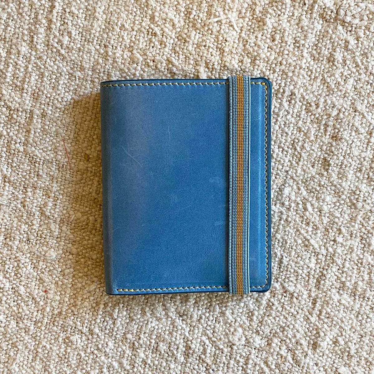 CARTERA AZUL MEDITERRANEO MOSTAZA | VALENTIN DEL BARRIO