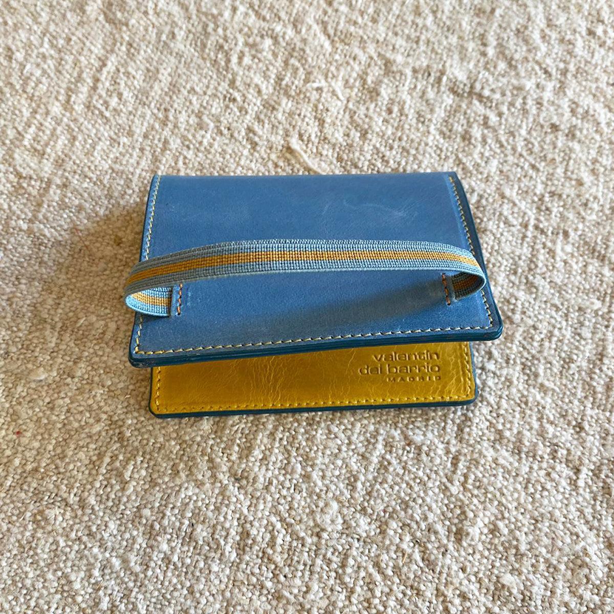 CARTERA AZUL MEDITERRANEO MOSTAZA | VALENTIN DEL BARRIO