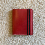 CARTERA ROJA INTERIOR MUSGO | VALENTÍN DEL BARRIO