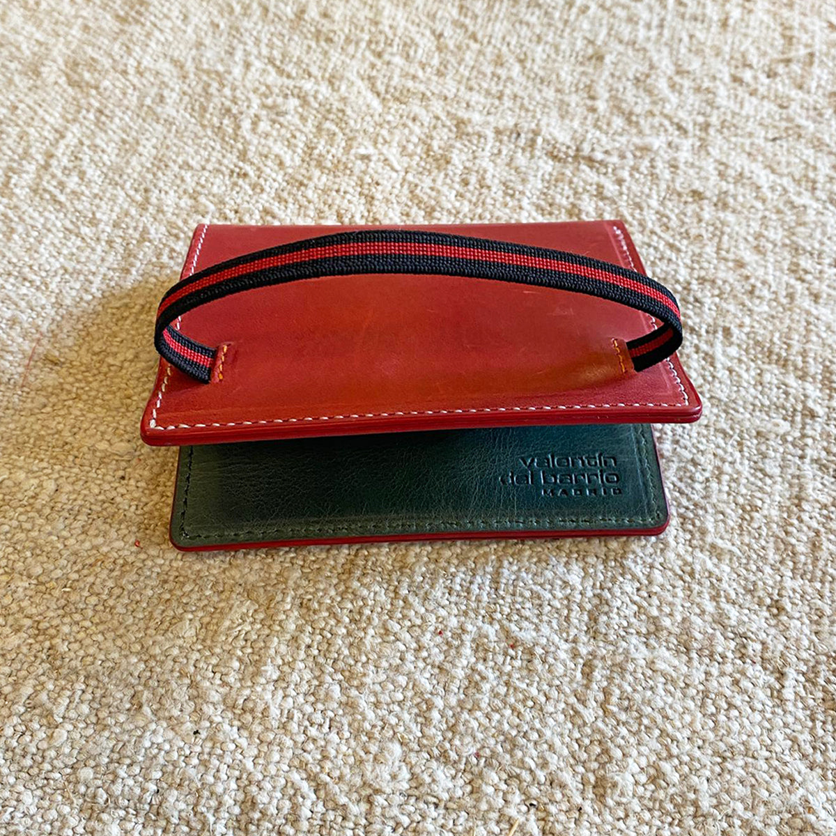 CARTERA ROJA INTERIOR MUSGO | VALENTÍN DEL BARRIO