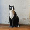 Gato blanco y negro de decoración artesanal