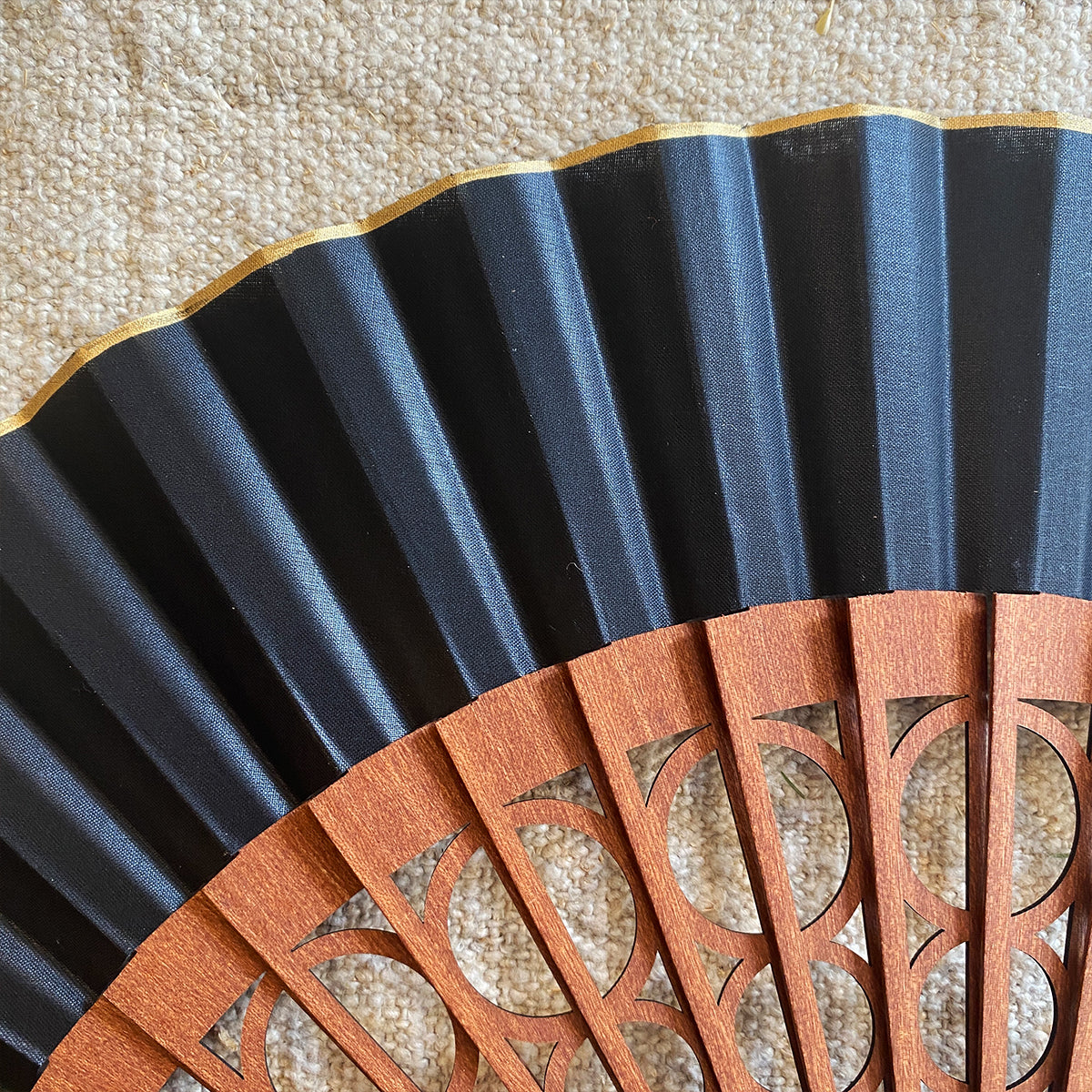 ABANICO TROQUELADO NEGRO | VALENCIA