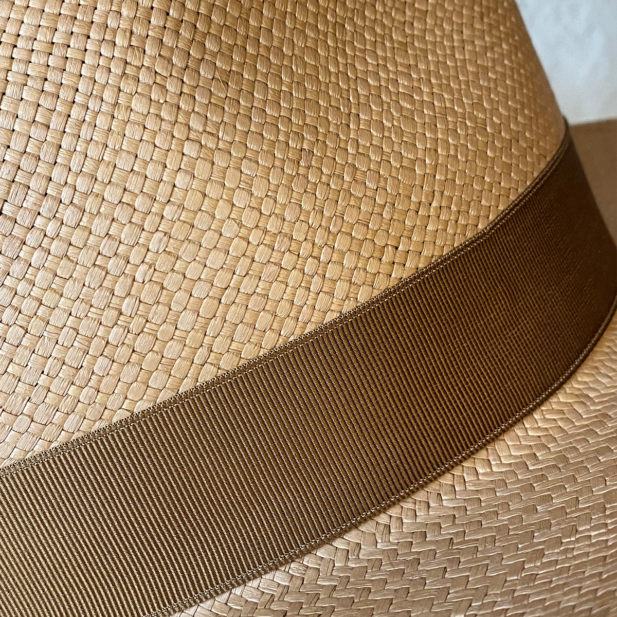 MOCHA HAT WITH 2 COLOR RIBBON V2025