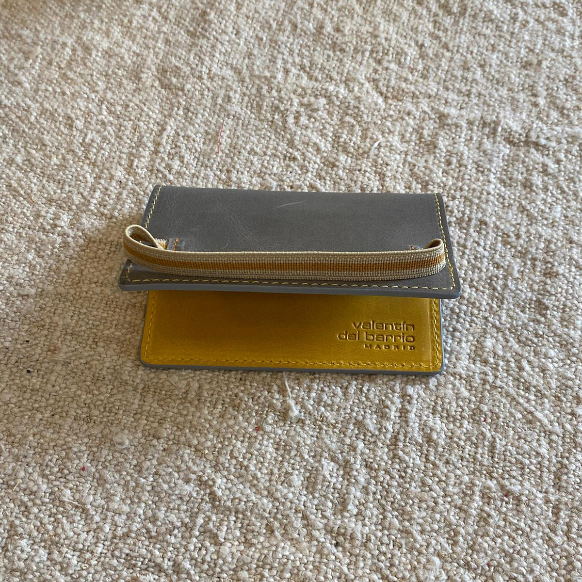 TARJETERO GRIS MOSTAZA | VALENTÍN DEL BARRIO