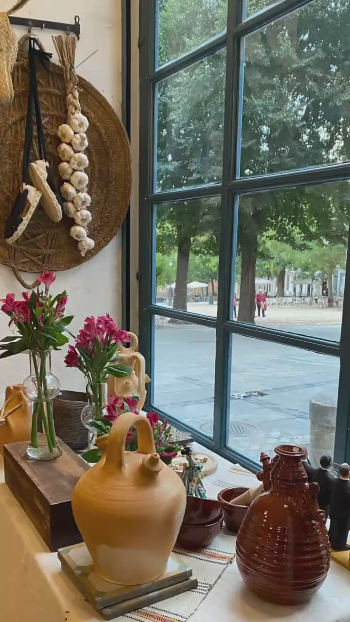 Escaparate de Cocol con productos de artesanía española tradicional